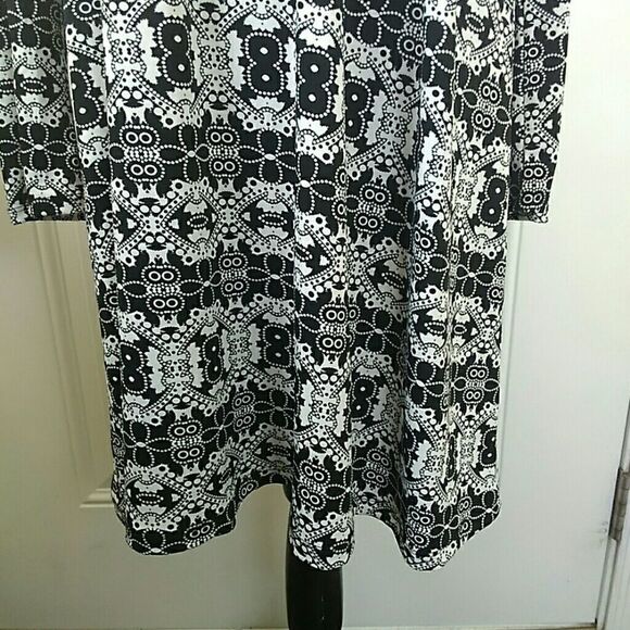 Three Seasons black and white maternity dress - Picture 3 of 7